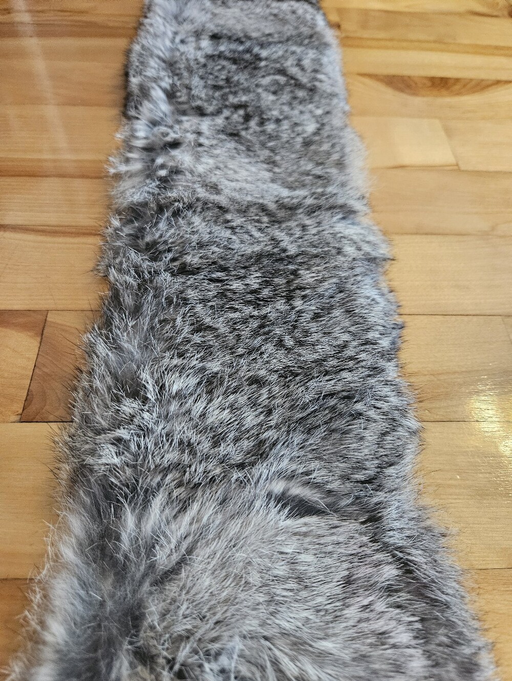 Exquisitely Soft Silver-Grey Real Fur Scarf Approx 38" Long x 5.5" Wide - Picture 9 of 16